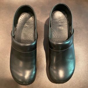 Dansko black leather clog’s